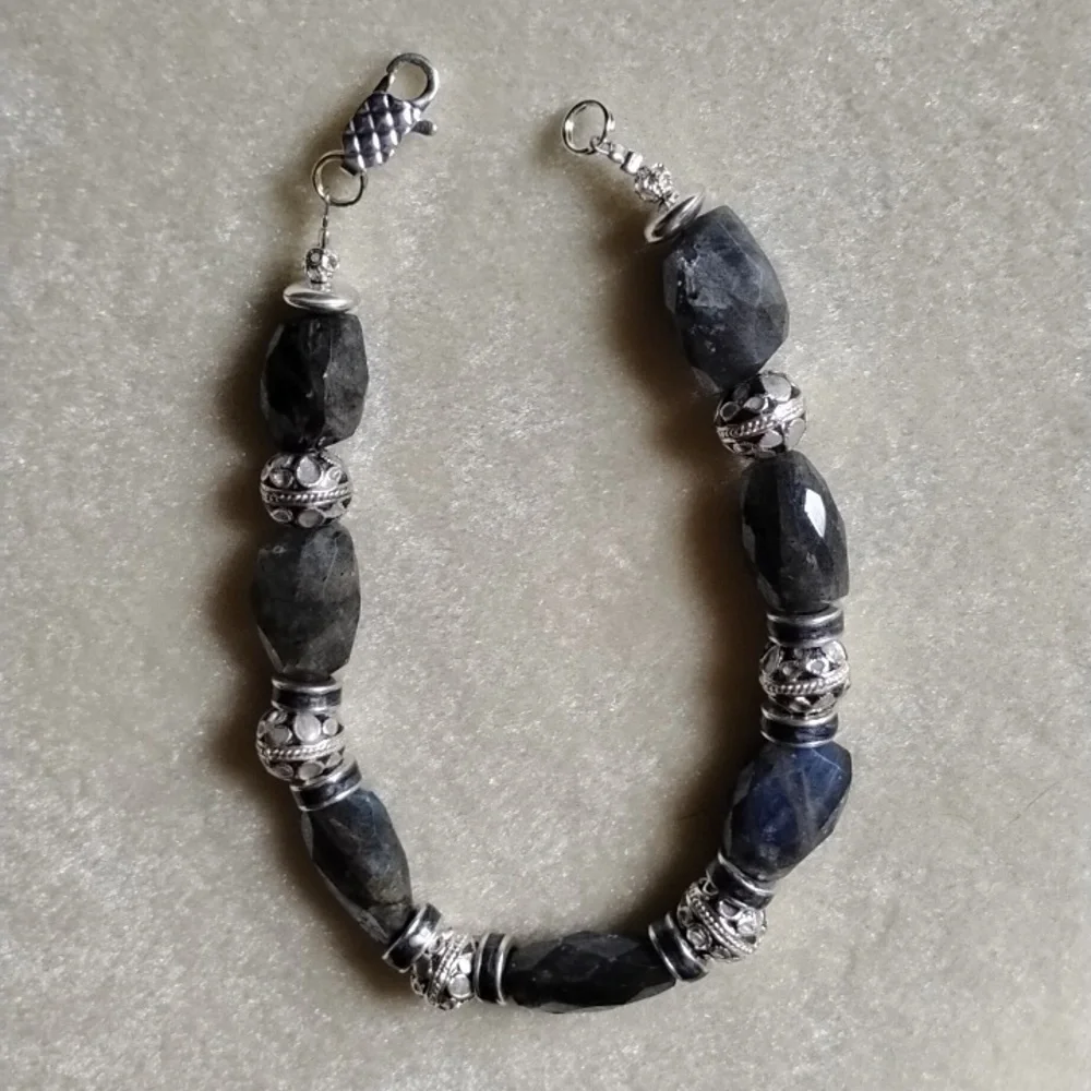 HAND CRAFTED LABRADORITE AND ENAMEL BEADS BRACELET - Picture 6 of 7